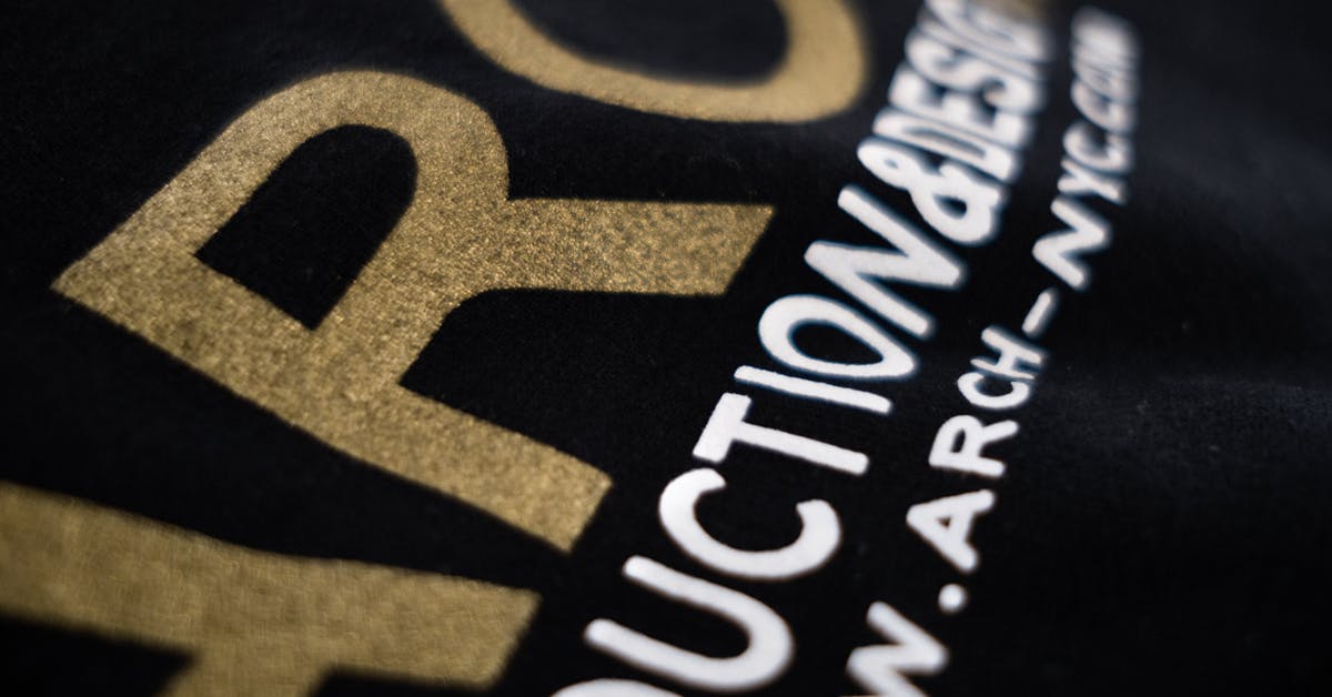 工作服定制提升企业形象：雅森漫文化衫定制打造移动品牌广告