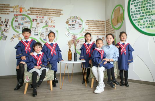 班服定制厂家哪家强？雅森漫15年经验服务3000+班级